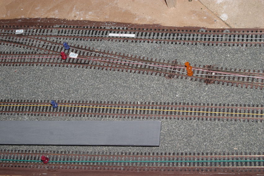 Oberleitungsbau Wendelsteig im Jahre 2006
Mit farbigen Wollfäden oder ähnlichem, wird der Fahrdrahtverlauf mit Nadeln abgesteckt.
Keywords: 2006;Oberleitung; Fahrdraht abstecken