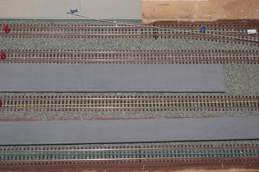 Oberleitungsbau Wendelsteig im Jahre 2006
Mit farbigen Wollfäden oder ähnlichem, wird der Fahrdrahtverlauf mit Nadeln abgesteckt.
Keywords: 2006;Oberleitung; Fahrdraht abstecken