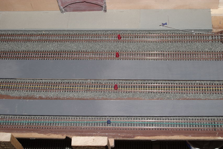 Oberleitungsbau Wendelsteig im Jahre 2006
Mit farbigen Wollfäden oder ähnlichem, wird der Fahrdrahtverlauf mit Nadeln abgesteckt.
Keywords: 2006;Oberleitung; Fahrdraht abstecken