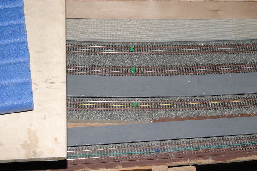 Oberleitungsbau Wendelsteig im Jahre 2006
Mit farbigen Wollfäden oder ähnlichem, wird der Fahrdrahtverlauf mit Nadeln abgesteckt.
Keywords: 2006;Oberleitung; Fahrdraht abstecken