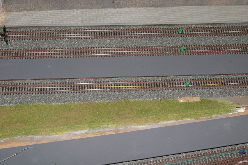 Oberleitungsbau Wendelsteig im Jahre 2006
Mit farbigen Wollfäden oder ähnlichem, wird der Fahrdrahtverlauf mit Nadeln abgesteckt.
Keywords: 2006;Oberleitung; Fahrdraht abstecken