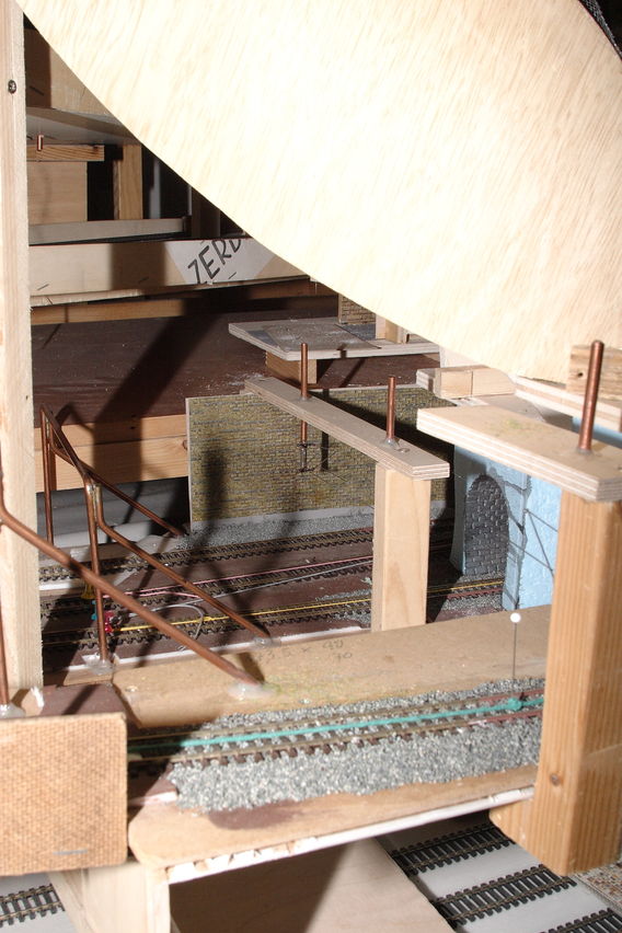 Oberleitungsbau Wendelsteig im Jahre 2006
Bau der ersten Pantographen Fänger
Keywords: 2006;Oberleitung; Pantographen Fänger