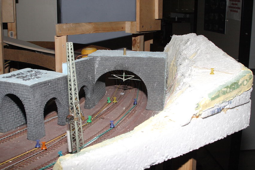 Oberleitungsbau Wendelsteig im Jahre 2006
Mit farbigen Wollfäden oder ähnlichem, wird der Fahrdrahtverlauf mit Nadeln abgesteckt.
Keywords: 2006;Oberleitung; Fahrdraht abstecken