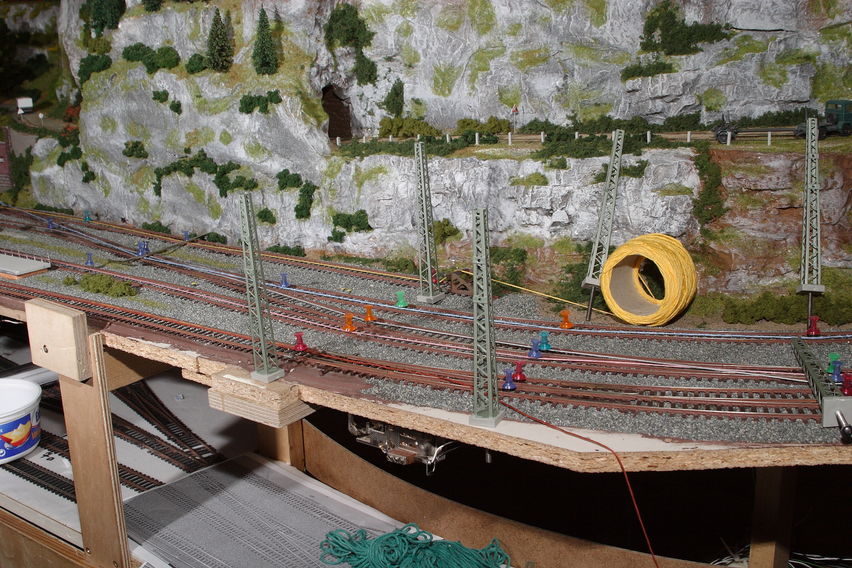 Setzen der Oberleitungsmasten. Im vorderen Bereich ist unter dem Mast zusätzlich Holz untergebaut.
Keywords: 2007;Oberleitung;Wendelsteig