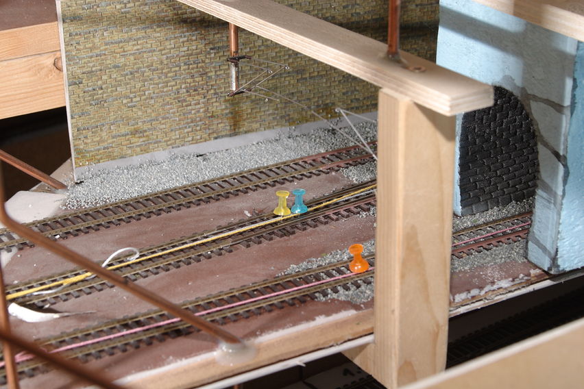 Da im Tunnelbereich keine Masten mehr gesetzt werden konnten, musste eine Eigenkonstruktion gebaut werden. Eine Holzkonstruktion wo ein dicker Kupferdraht (zäh) mit dem Ausleger eingeklebt (Ponal) wurde.
Keywords: 2007;Oberleitung;Wendelsteig