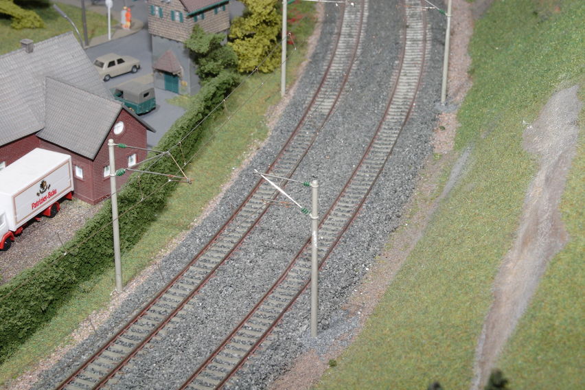 Damit der Seitenhalter durch den Zug des Fahrdrahtes nicht nach unten gezogen wird, wird von der Öse (Tragseil) zum Seitenhalter ein Draht eingelötet.
Keywords: 2007;Oberleitung;Schwarzburg