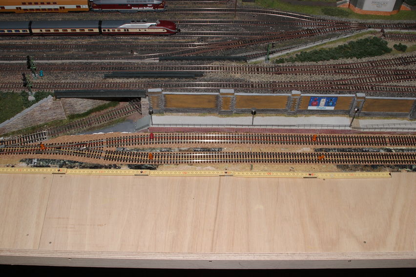Abstecken der Fahrleitung mittels farbiger Drähte.
Keywords: 2009;Oberleitung;Strassenbahn