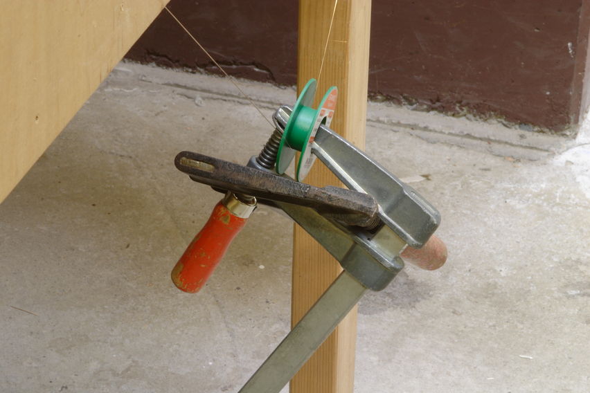 Vorspannung des Fahrdrahtes, mittels einer leeren Lötzinrolle und zwei Schraubzwingen.
Keywords: 2009;Oberleitung;Wendelsteig