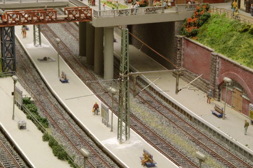 Die Seitenhalter sind an den Ausleger angelötet. Das Tragseil ist mittels Zwirnfaden den die Ösen gezogen. Der Fahrdraht ist an den Seitenhalter angelötet.
Keywords: 2009;Oberleitung;Wendelsteig