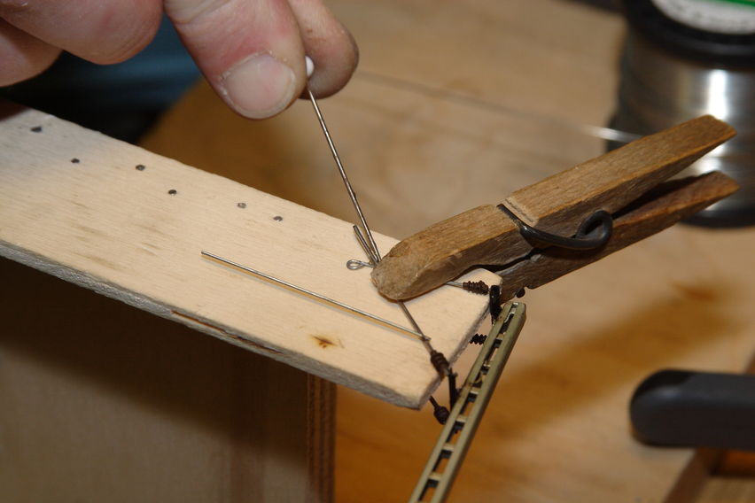 Lötöl aufbringen.
Keywords: 2010;Oberleitung;Ausleger