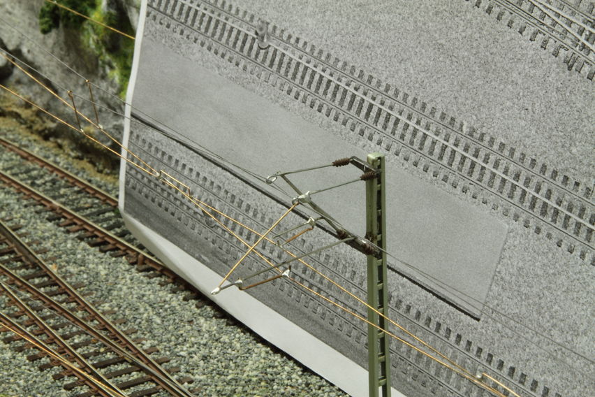 Die Fahrleitungen sind angelötet. Der Kreuzungspunkt der Fahrleitung wird durch einen Drahtbügel gegen seiliches verschieben gesichert.
Keywords: 2010;Oberleitung;Wendelsteig
