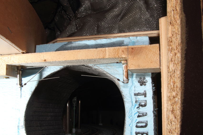 Aus Holz eine Art Quertragwerk gebaut. In den entsprechenden Abständen Löcher für den Kupferdraht gebohrt. An den Kupferdraht den Ausleger angelötet. Diese Kombination in das Holz mit Ponal eingeklebt.
Keywords: 2011;Oberleitung;Pantographenfänger