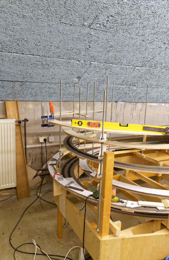 Kehren und Wendeln
Mit der Wasserwaage wird alles kontrolliert
Keywords: Klosterfeldt;Kehren;Wendeln;Holz