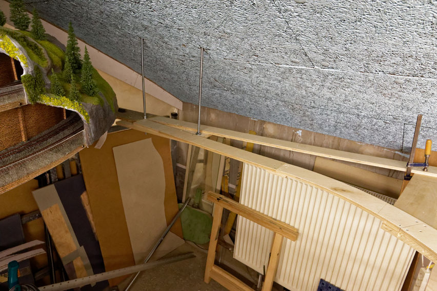 Kehren und Wendeln
Die Kehre zur alten Anlage ist jetzt mit Anker an die Decke befestigt.
Keywords: Klosterfeldt;Kehren;Wendeln;Holz