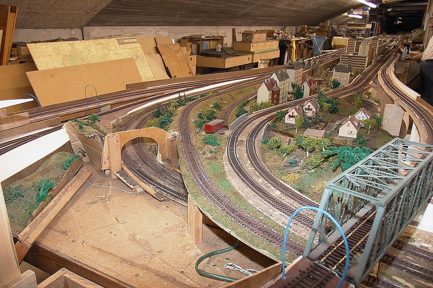 Schwarzburg im Jahr 2001
Im Jahre 2001 sah der Schenkel Schwarzburg noch so aus. Die Ausfädelung von der Hauptstrecke nach Schwarzburg.
Keywords: Schwarzburg; 2001