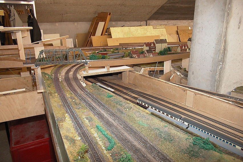 Schwarzburg im Jahr 2001
Im unteren Bereich sieht man den Schattenbahnhof.
Keywords: Schwarzburg; 2001