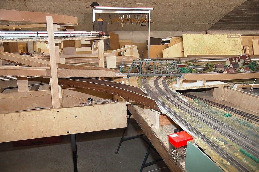 Schwarzburg im Jahr 2002
Hier soll eine Verbindung von der Nebenbahn Schwarzburg zur Nebenbahnstrecke Wendelstein entstehen.
Keywords: Schwarzburg; 2002