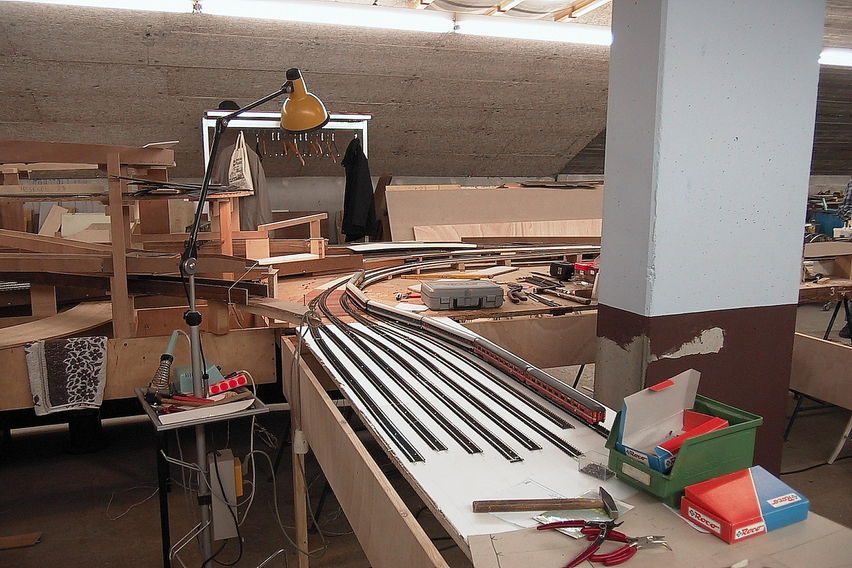 Schwarzburg im Jahr 2003
Hier sieht man die ersten Gleise des 2 x 4gleisigen Schattenbahnhofs.
Keywords: Schwarzburg; 2003