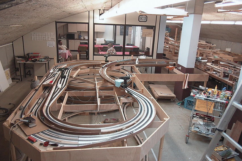 Schwarzburg im Jahr 2003
Die Gleise für die Wendel und den zwei Schattenbahnhöfe liegen fertig und müssen noch elektrisch angeschlossen werden.
Keywords: Schwarzburg; 2003