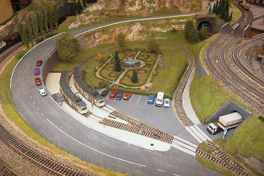 Strassenbahn im Jahr 2001
Die Strassenbahn steht in der Wendekehre. Noch fehlt die funktionsfähige Oberleitung.
Keywords: Strassenbahn; 2001