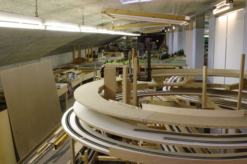 Wendelsteig im Jahr 2004
Auf den Gleistrassen wird 5 mm Styrodur geklebt und anschließend die Roco Gleise verlegt.
Keywords: Wendelsteig;2004