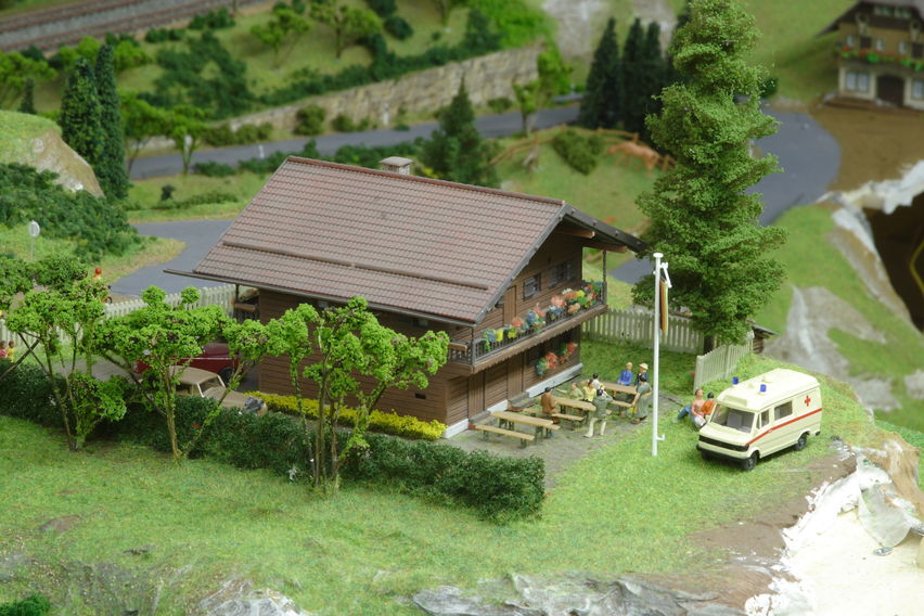 Wendelsteig im Jahr 2006
Am Gasthof ist ein Gast gestürzt und wird ärztlich versorgt.
Keywords: Wendelsteig;2006