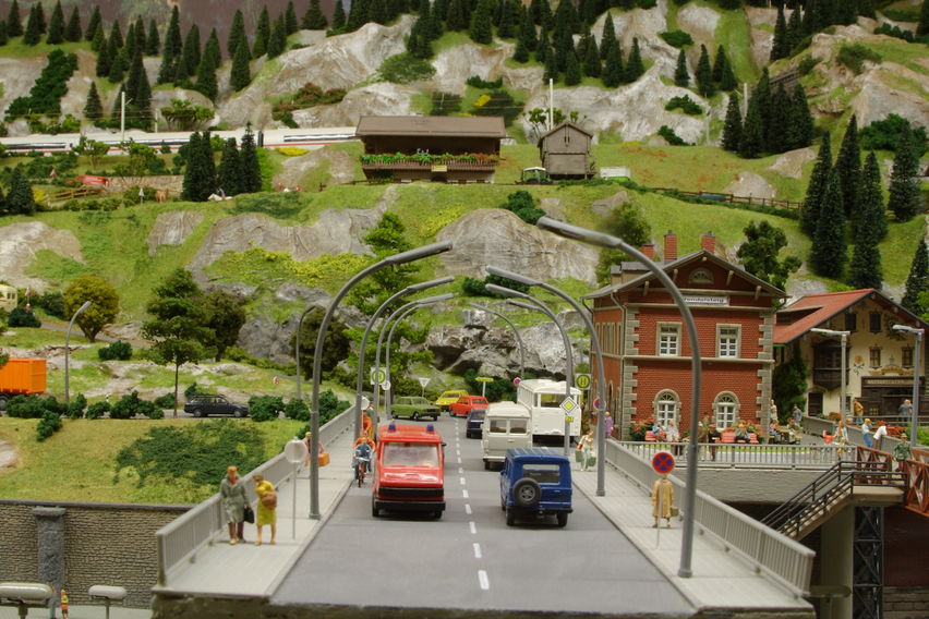 Wendelsteig im Jahr 2007
Nun ist am Bahnhofs Gebäude das Bahnhofsschild angebracht. Die Passanten haben nun Wendelsteig erobert.
Keywords: Wendelsteig;2007